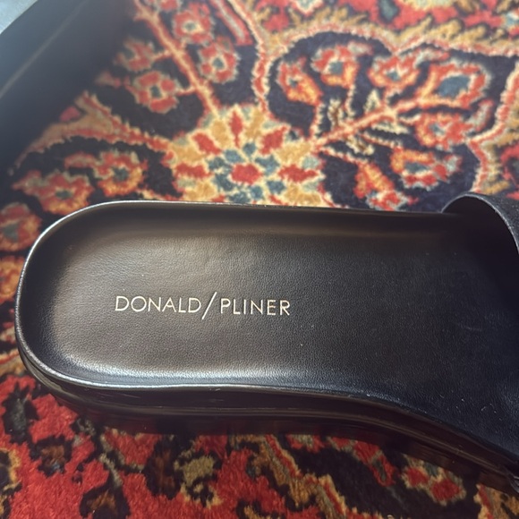 Donald/Pliner Black Sandals